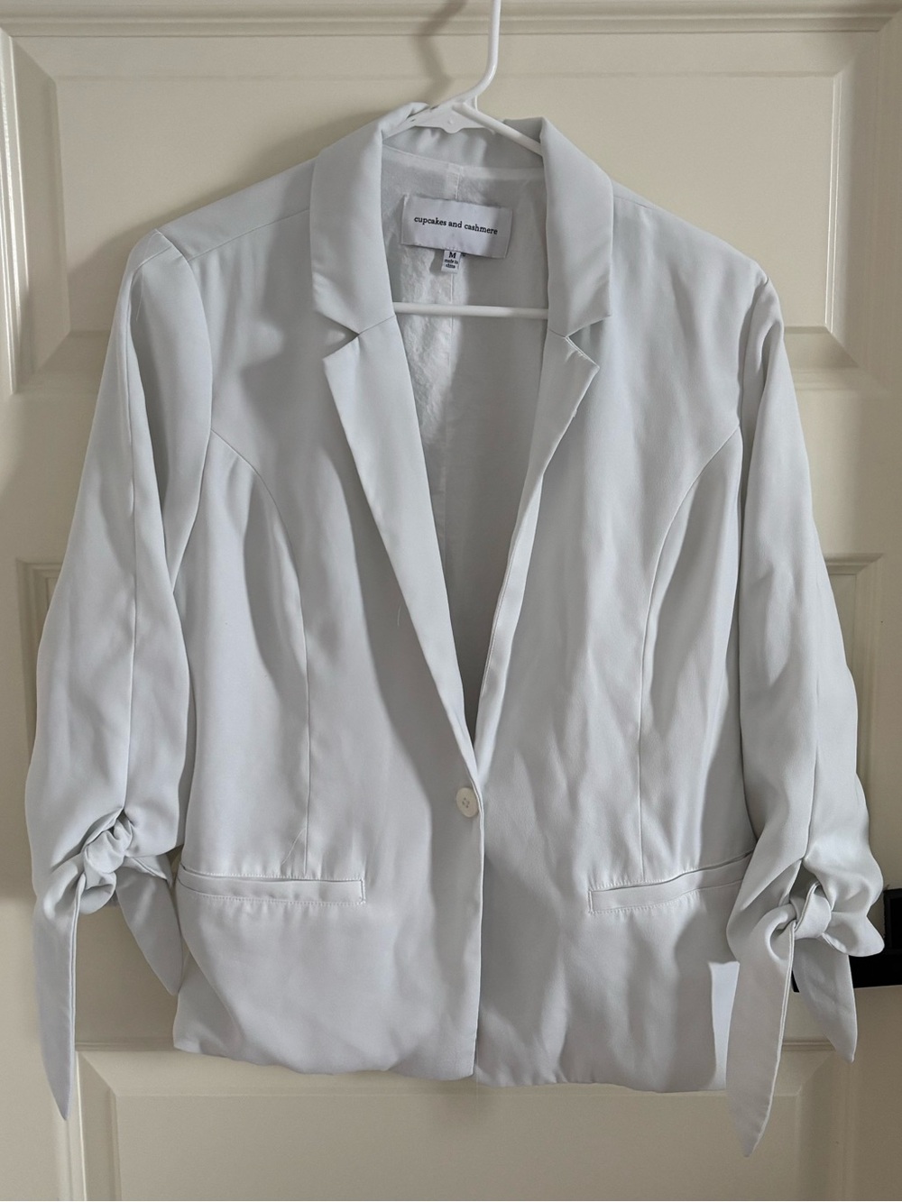 cupcakes & cashmere Light White Tie-Sleeve Blazer